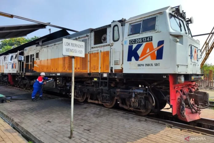 FOTO 5 Nov_Petugas KAI Daop 8 Surabaya mengisi BBM bersubsidi untuk salah satu lokomotif yang akan beroperasi di Stasiun Sidotopo Surabaya. (dok. daopsurabaya)