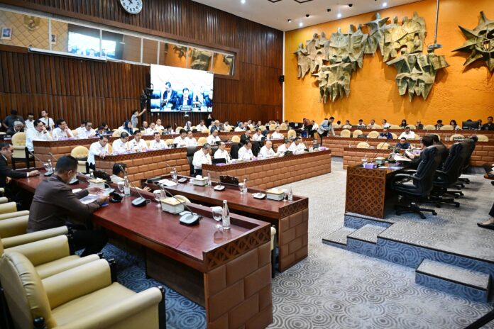 FOTO 6 Nov_Jajaran Kementerian Perhubungan melakukan Rapat Kerja dengan Komisi V DPR di Senayan, Jakarta. (dok. kemenhub)