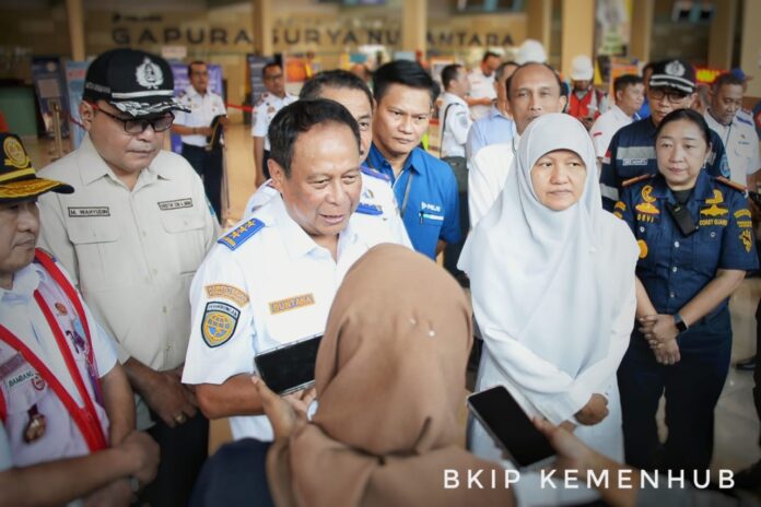 FOTO 11 Des_Saat Wakil Menteri Perhubungan Suntana cek langsung kesiapan sarana dan prasarana transportasi di Jawa Timur. kemenhub 1