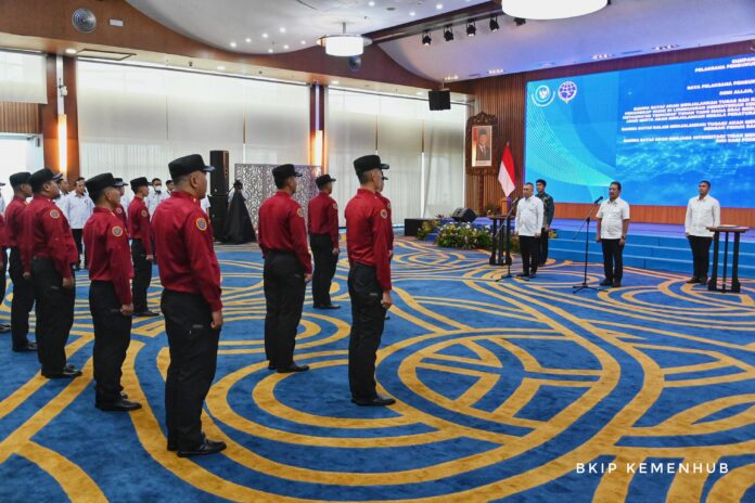 FOTO 13 Des_Pelantikan pelaksana pengukuran kapal penangkap ikan di lingkungan Kementerian Kelautan dan Perikanan (KKP). (dok. kemenhub) 2