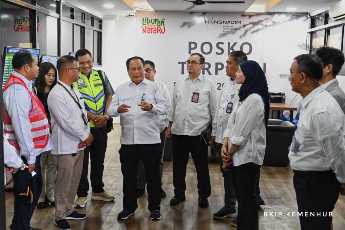 FOTO 16 Des_Wakil Menteri Perhubungan (Wamenhub) Suntana saat mengunjungi simpul transportasi di Batam, Kepulauan Riau.