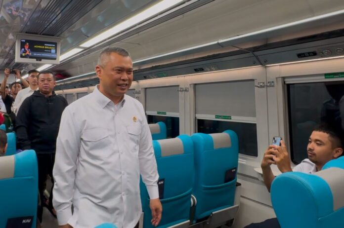 FOTO 17 Des_Saat menggunakan direct train (kereta tanpa transit) relasi Stasiun Gambir Jakarta - Stasiun Tugu Yogyakarta. (dok. kemenhub) 1