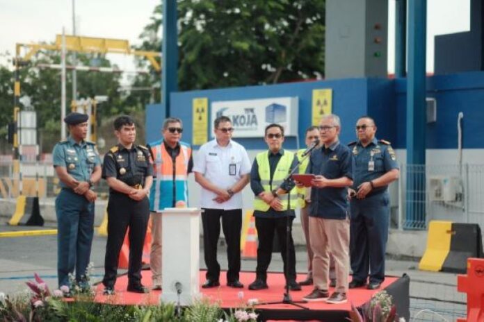 FOTO 20 Des_Direktur Jenderal Bea dan Cukai Askolani saat meresmikan pemberlakuan alat pemindai peti kemas barang impor INI