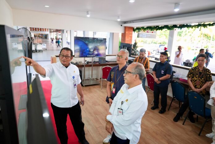FOTO 29 Des_Direktur Bandar Udara Budhi K. Kresna melakukan pemantauan langsung terhadap pelaksanaan 2