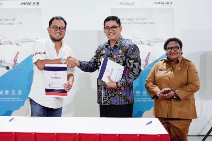 FOTO 4 Des_Pimpinan Sriwijaya Air bersalaman dengan Pj. Gubernur Papua Tengah, Anwar H. Damanik