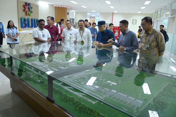 FOTO 10 Jan_Kunjungan Menteri Perhubungan Dudy Purwagandhi ke Bandara Internasional Jawa Barat Kertajati, Majalengka. 2