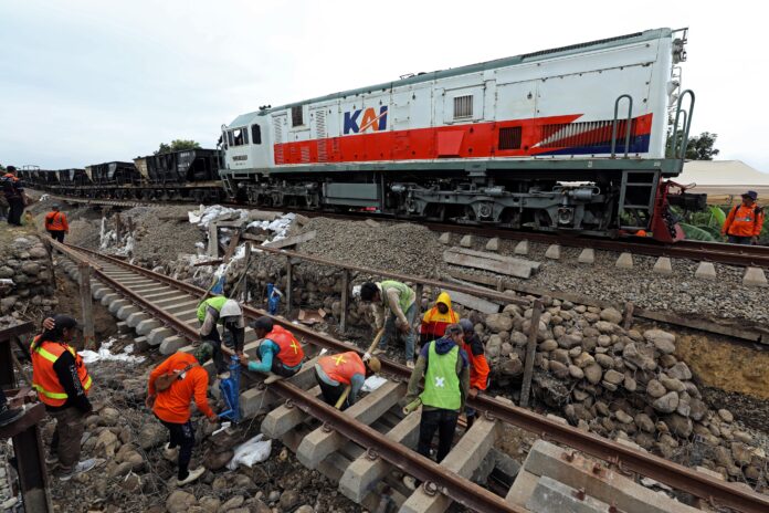 FOTO 24 Jan_Lokasi jalur rel kereta api yang terdampak banjir di Desa Papanrejo, Kecamatan Gubug, Kabupaten Grobogan, Jawa Tengah. (dok. bnpb) 1