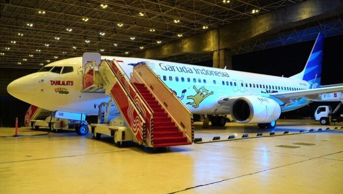 FOTO 24 Jan_Pesawar Garuda Indonesia dengan livery Tahilalats yang merupakan hasil kolaborasi komikus Tahilalats, serta Kementerian Ekonomi dan Kreatif
