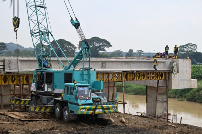 FOTO 25 Febr_Pembangunan jalan akses stasiun kereta cepat Karawang, khususnya di kawasan Sungai Cibeet. 9dok. kemenhub)