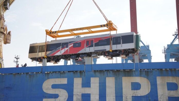FOTO 3 Febr_KAI Commuter datangkan kereta baru dari CCRC Qingdao Sifang sebanyak 1 trainset (12 rangkaian kereta). (dok. kaicommuter) 1
