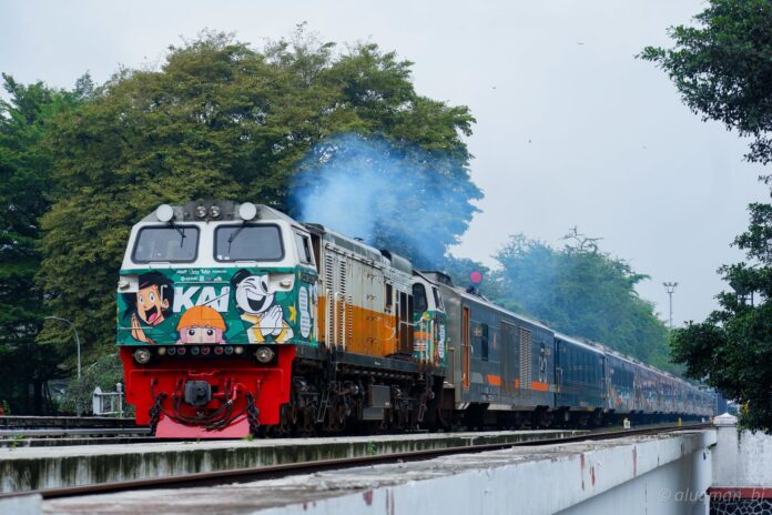 FOTO 16 Maret_Pemasangan livery tematik Idulfitri 1446 Hihriah pada lokomotif, body eksterior kereta dan kabin penumpang. (dok. kai.id) 1