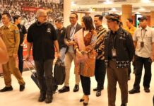 Wamenpar Pantau Arus Mudik di Bandara Zainuddin Abdul Madjid