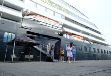 Kapal Pesiar Mewah Scenic Eclipse II Sandar di Pelabuhan Makassar