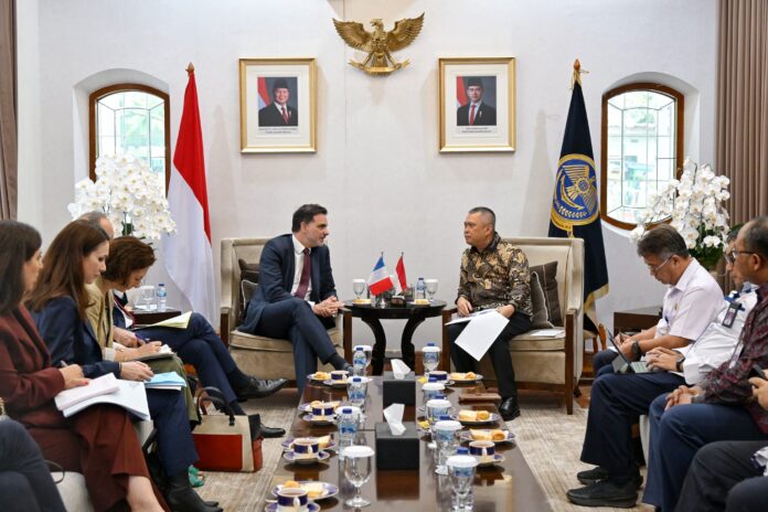 FOTO 10 April_Pertemuan Menteri Perhubungan (Menhub) Dudy Purwagandhi dan Menteri Perdagangan Prancis Laurent Saint-Martin di Kantor Kementerian Perhubungan, Jakarta