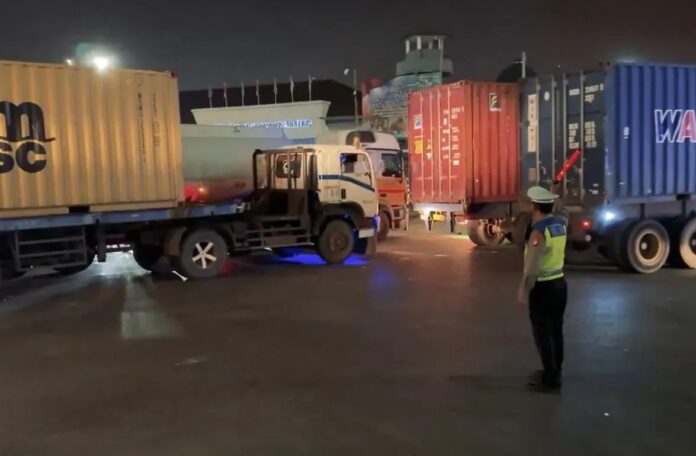 FOTO 19 April_Polisi mengurai kemacetan di Pelabuhan Tanjung Priok akibat antrean truk panjang pada Jumat, 18 April 2025. (dok. tmcpoldametro) INI