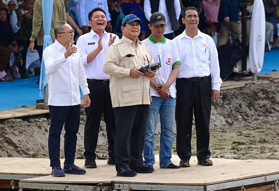 FOTO 23 April_Presiden Prabowo memimpin tanam padi serentak bersama 14 provinsi di Kabupaten Ogan Ilir, Provinsi Sumatra Selatan. (setpres) INI