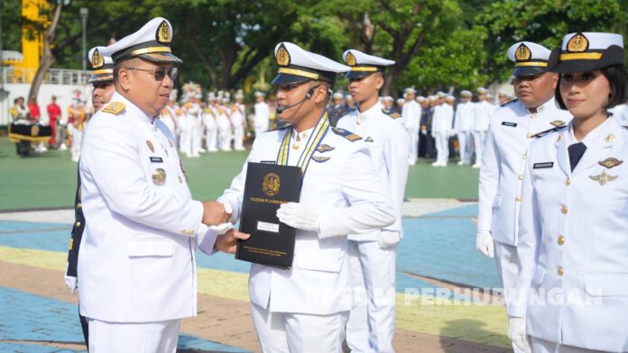 FOTO 23 April_Upacara Pelantikan dan Bon Voyage yang digelar di Lapangan Seven Ocean, Politeknik Pelayaran (Poltekpel) Banten. (bpsdmp) 3