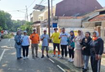 Lurah Pulo Gadung Pimpin Langsung Gotong Royong