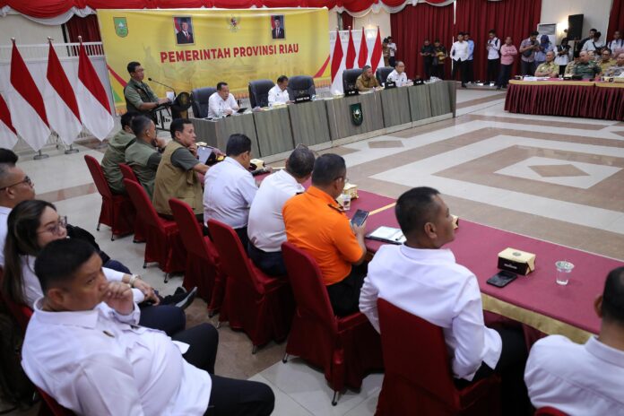 FOTO 29 April_Rapat Koordinasi Penanganan Kebakaran Hutan dan Lahan yang juga dihadiri oleh unsur K L dan jajaran forkopimda Riau