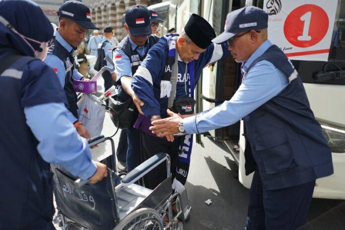 FOTO 2 Mei_Jemaah haji Indonesia yang lanjut usia (lansia) dibantu petugas dengan kursi roda, telah tiba di Madinah (dok. mediacenterhaji)
