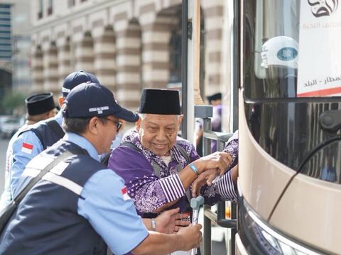 FOTO 2 Mei_Jemaah haji Indonesia yang lanjut usia (lansia) dibantu petugas dengan kursi roda, tiba di Madinah (dok. mediacenterhaji)