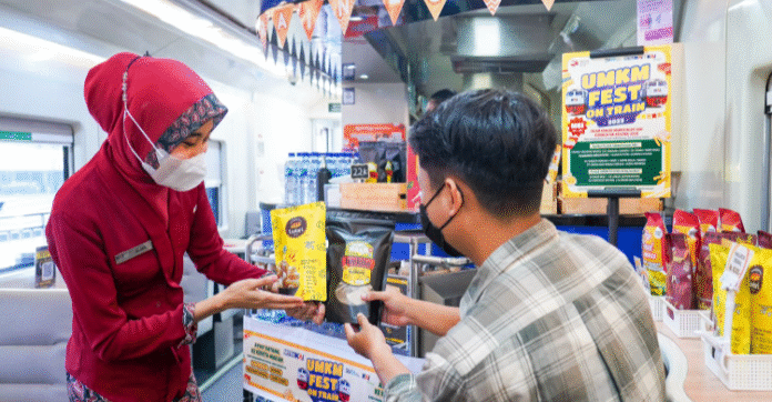 FOTO 20 Mei_Penumpang tengah membeli produk produk Usaha Mikro, Kecil dan Menengah (UMKM) binaan PT Kereta Api Indonesia. (dok. kai)
