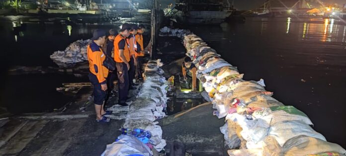 FOTO 24 Mei_Upaya BPBD Provinsi Jawa Tengah bersama BPBD Kota Semarang menutup 24 meter area penghalang gelombang pasang air laut. bpbdkota1