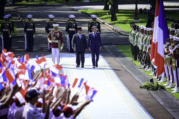 FOTO 28 Mei_Presiden Prabowo Subianto menyambut Presiden Republik Prancis Emmanuel Macron dalam pertemuan bilateral di Istana Merdeka, Jakarta