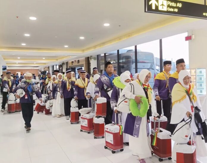 FOTO 3 April_Jemaah calon haji menuju pintu gerbang pesawat untuk ke tanah suci di Bandara Internasional Hang Nadim Batam. dok. bandarabatam) 1