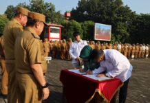 Penandatanganan Kerja Sama PKK Kota Bekasi dan PT Asha Nouva Internasional serta Penyerahan Top BUMD Awards saat Apel Pagi