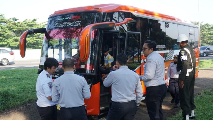FOTO 10 Juni_Hubdat di jalan tol jagorawi