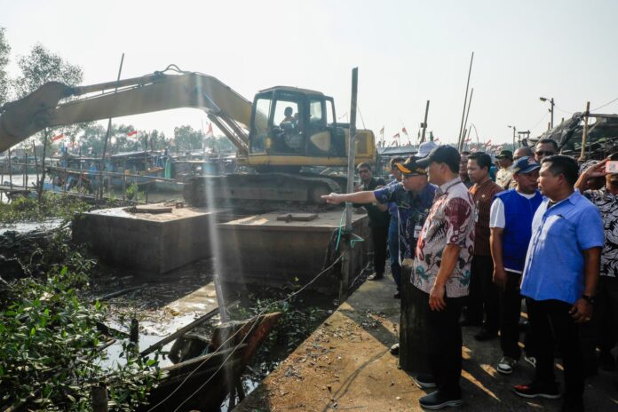 FOTO 10 Juni_Saat cek proyek pengerukan muara dan dermaga Pelabuhan Perikanan Pantai (PPP) Desa Asemdoyong, Kecamatan Taman, Kabupaten Pemalang