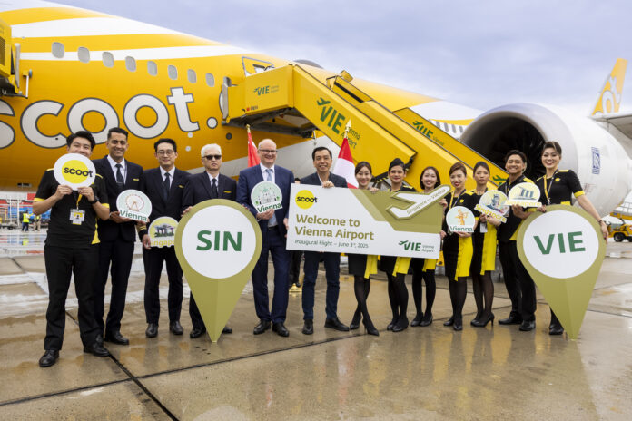 FOTO 10 Juni_awak kokpit dan kabin Scoot berfoto di depan pesawat 787-8 Dreamliner milik Scoot di Bandara Wina. (dok. scoot)