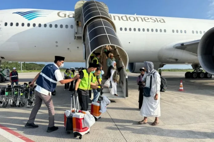 FOTO 15 Juni_Jemaah haji Kloter 2 asal Kabupaten Lombok Tengah, Provinsi NTB tiba di Bandara Internasional Lombok. bandaralombok