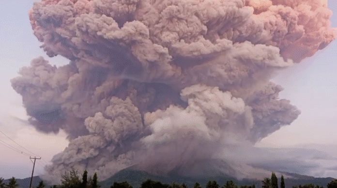 FOTO 18 Juni_Footage video yang menunjukkan kolom abu vulkanik yang membumbung tinggi ke angkasa dari erupsi Gunungapi Lewotobi Laki-Laki 2.jpeg