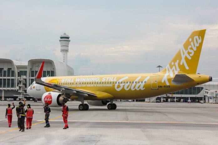 FOTO 21 Juni_AirAsia memperkenalkan desain pesawat spesial berwarna emas sebagai perayaan atas penghargaan Maska Berbiaya Hemat Terbaik Dunia