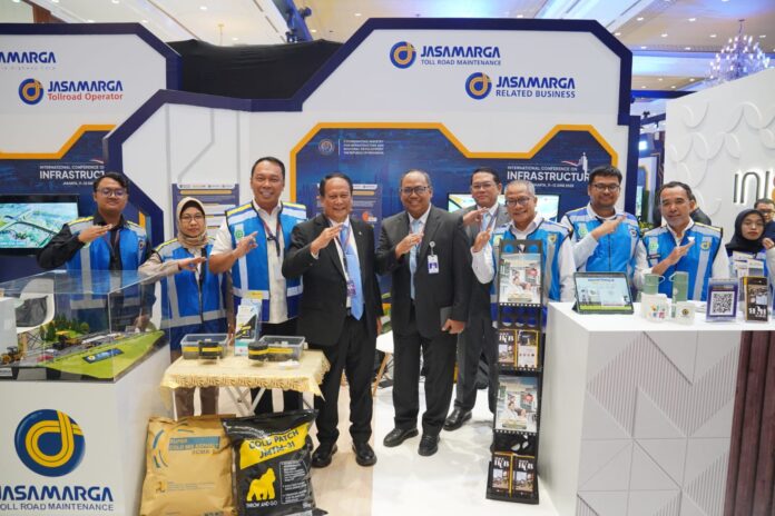 FOTO 22 Juni_Kunjungan Wakil Menteri Perhubungan Suntana di booth PT Jasa Marga acara International Conference on Infrastructure (ICI) 2025