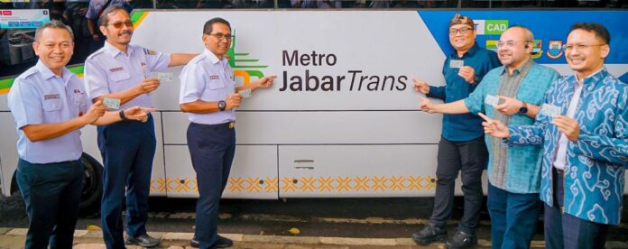 FOTO 22 Juni_Pelaksanaan launching akseptansi KMT di Bus Metro Jabar Trans di Stasiun Bandung. (dok. kaicommuterline)