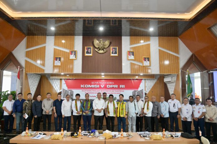 FOTO 22 Juni_Saat kunjungan kerja Komisi V DPR ke Bandara Rahadi Oesman di Kabupaten Ketapang 3