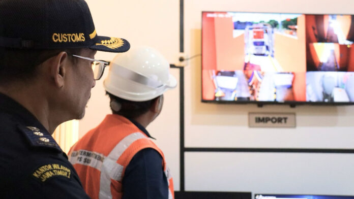 FOTO 24 Juni_komisioning pengoperasian alat pemindai (container scanner) yang berada di lingkungan Terminal Petikemas Sby. beacukai