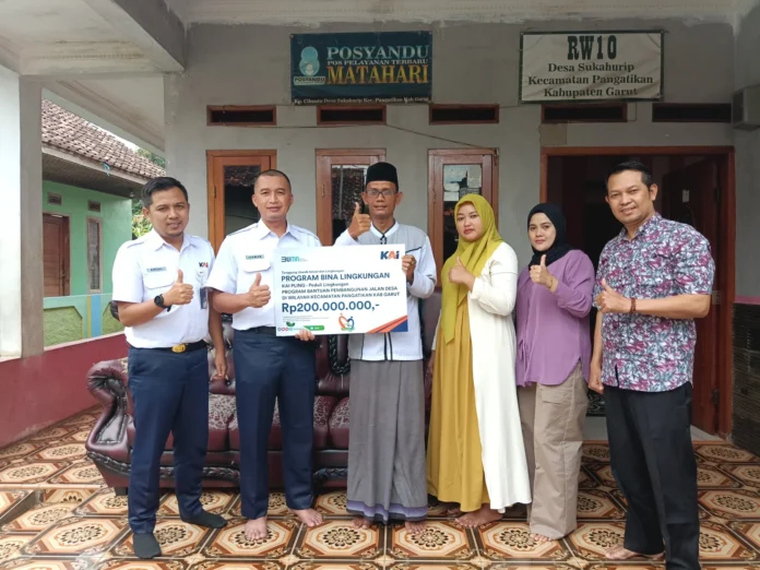 FOTO 26 Juni_PT Kereta Api Indonesia (Persero) menyalurkan bantuan dana Tanggung Jawab Sosial dan Lingkungan (TJSL)