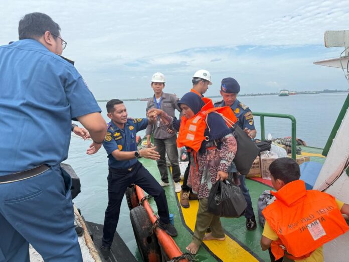 FOTO 26 Juni_Pelayanan operasional kapal KMP Pulo Tello tetap berjalan selama adanya pekerjaan pengerukan. (dok. hublakemenhub) 1