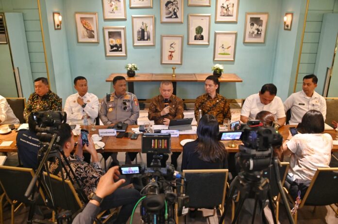 FOTO 27 Juni_Menteri Perhubungan (Menhub) Dudy Purwagandhi beserta jajarannya dan instansi terkait berbincang-bicang dengan media.