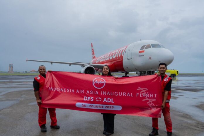 FOTO 28 Juni_Inagurasi penerbangan Indonesia AirAsia saat pesawat mendarat di Bandara Internasional Ngurah Rai, Bali. dok. kemenpar