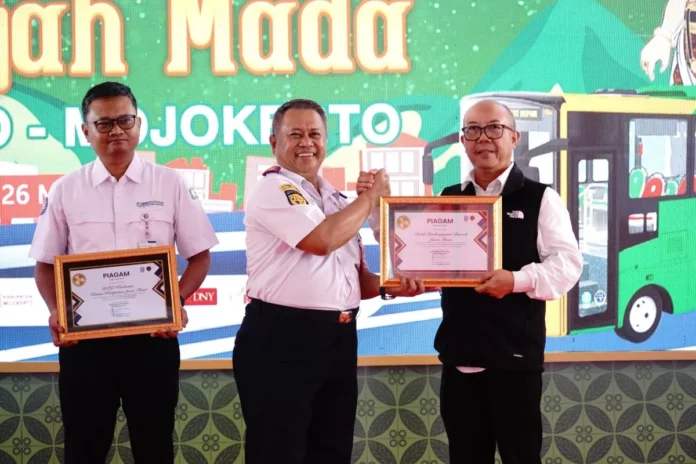 FOTO 3 Juni_Pemerintah Provinsi Jawa Timur memberikan penghargaan kepada Bank Jatim atas fasilitas pembayaran bus Trans Jatim di Terminal Mojosari, Mojokerto