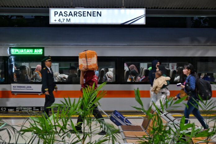 FOTO 4 Juni_Aktivitas penumpang dan petugas di Stasiun Pasar Senen, Jakarta. (dok. kemenhub)