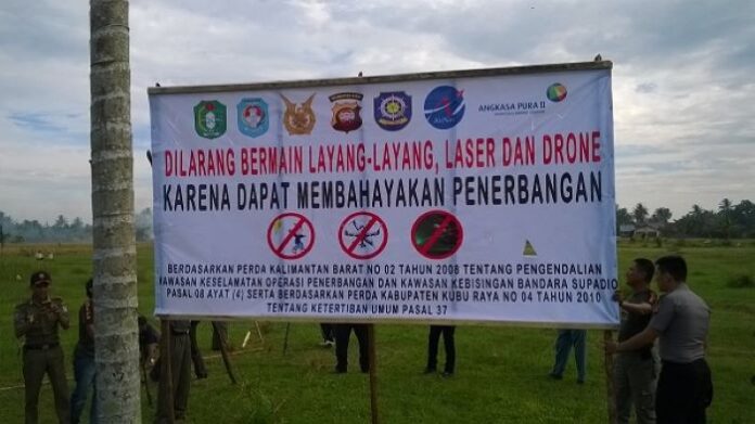 FOTO 10 Juli_Larang bermain layang-layang di sekitar bandar udara. (dok. kalbarprov.go.id)