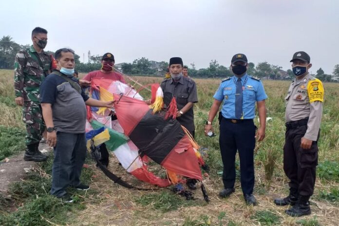 FOTO 10 Juli_Penertiban layang-layang oleh petugas gabungan di sekitar Bandara Soekarno-Hatta, Tangerang. angkasapura