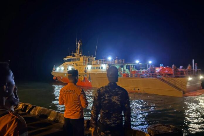 FOTO 15 Juli_Tim Basarnas Mentawai saat melakukan pencarian terhadap kapal. (dok. sar)