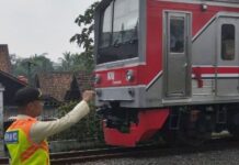Petugas Keamanan KAI Commuter Kejar Pelaku Pelemparan Commuter Line Jalur Citeras – Rangkasbitung